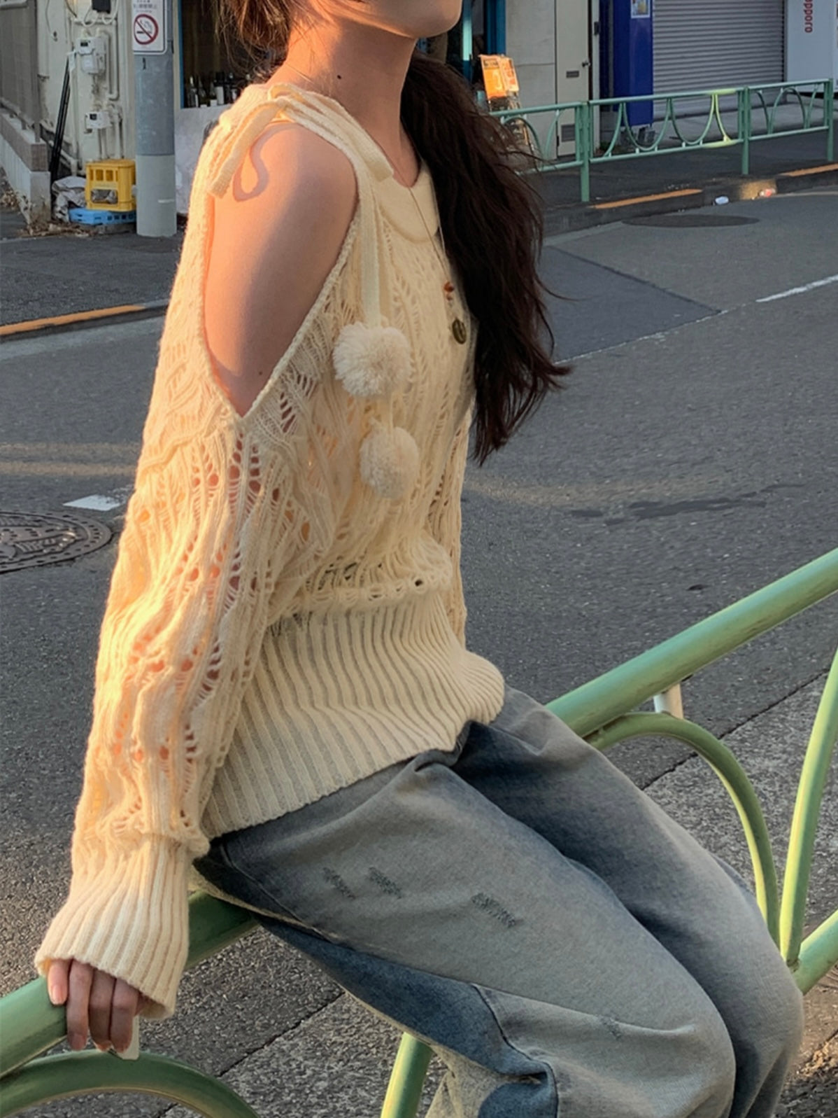綁帶波波露肩鏤空上衣